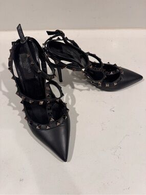 Valentino Garavani Noir Rockstud Leather Pointed-Strap Heel